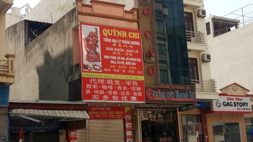 Một biển hiệu quảng cáo trên phố Hậu Cần: chữ tiếng Trung nhiều hơn chữ tiếng Việt. Ảnh: Nguyễn Hùng