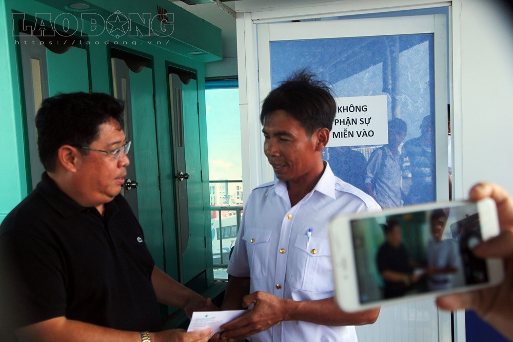 Công ty Greenlines DP đã thưởng nóng cho thuyền trưởng Lâm Phôn 5 triệu đồng vì nhanh chóng xử lý sự cố xảy ra trên biển, đảm bảo an toàn cho khách.