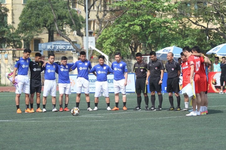 Các cầu thủ, trọng tài dành phút mặc niệm cho trợ lý Tân.