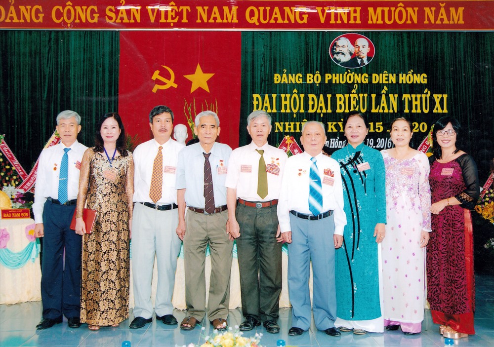 Anh hùng Nguyễn Văn Nhương ( đứng giữa) tại Đại hội Đảng bộ phường Diên Hồng