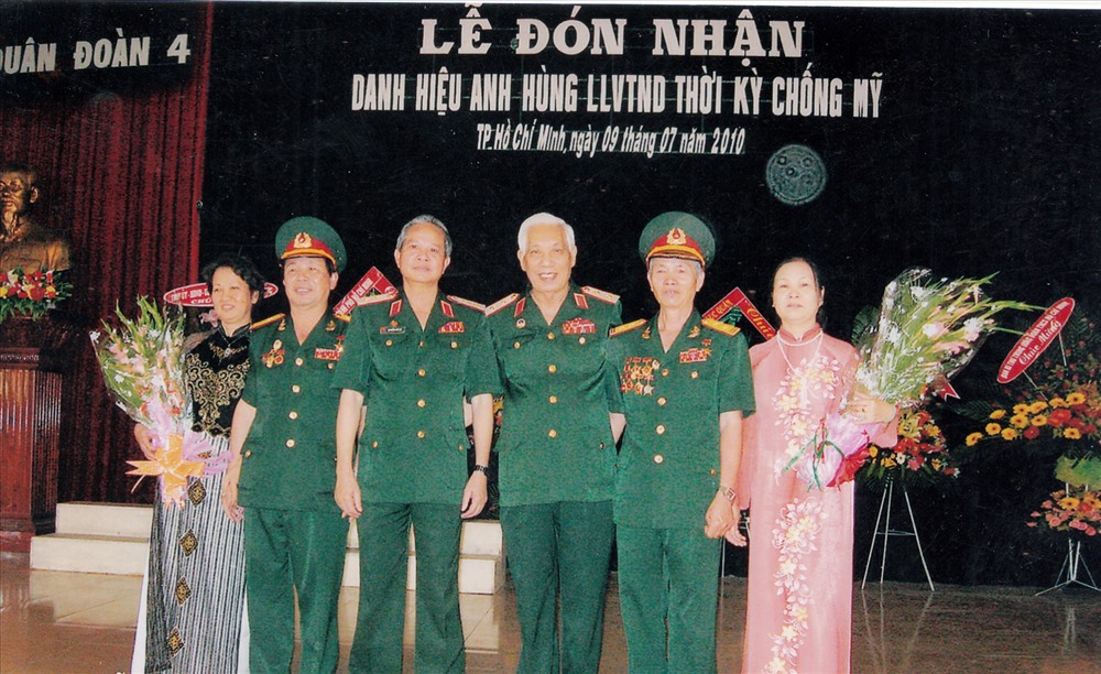 Anh hùng Nguyễn Văn Nhương( thứ 2 bên phải ) cùng vợ ( bên trái) cùng hai Trung tướng là đồng đội Nguyễn Đức Xê và Dương Thái