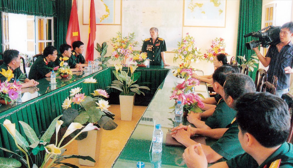 Anh hùng Nguyễn Văn Nhương ( người đứng) nói chuyện với Đảng ủy Sư đoàn 9, Quân đoàn 4