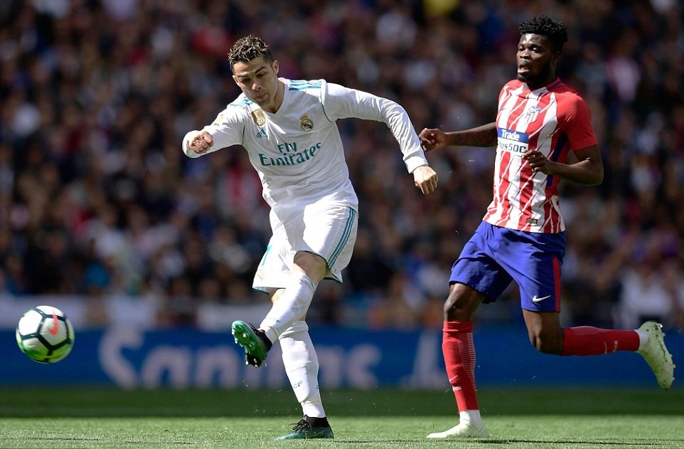Ronaldo (trái) chứng tỏ được giá trị của mình trong trận derby Madrid. Ảnh: Getty Images.