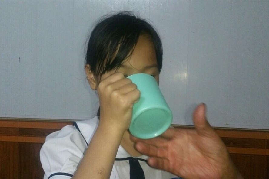 Sự việc bé gái bị cô giáo bắt uống nước giẻ lau khiến dư luận phẫn nộ.