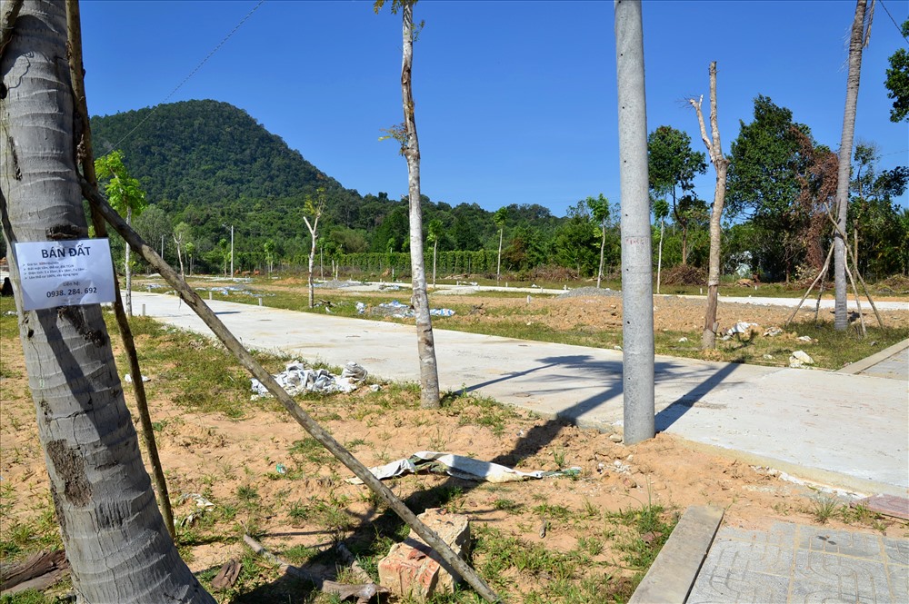 Nhưng cũng có nơi, người ta chỉ treo biển bằng giấy in trắng đen. (Ảnh: Thanh Mai)