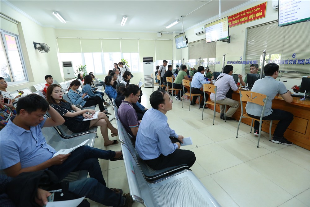 Người dân chờ tới lượt nộp hồ sơ xuất nhập cảnh. Ảnh Hải Nguyễn