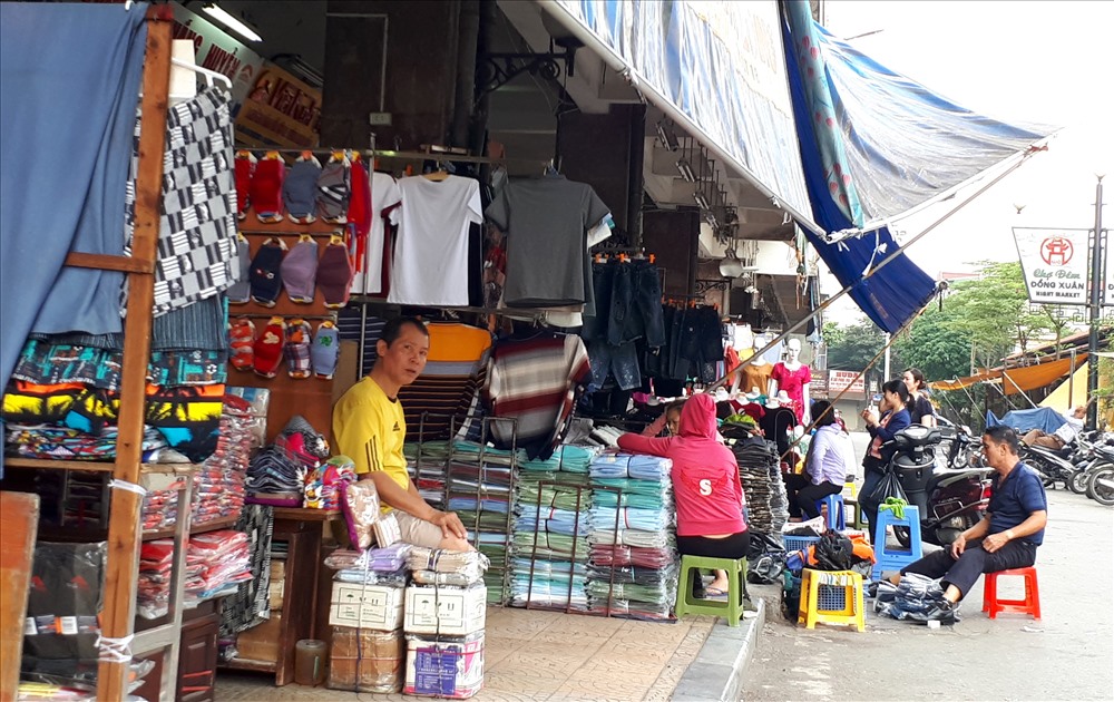 Một số cửa hàng tại chợ Đồng Xuân vẫn mở cửa bán hàng trong những ngày lễ.