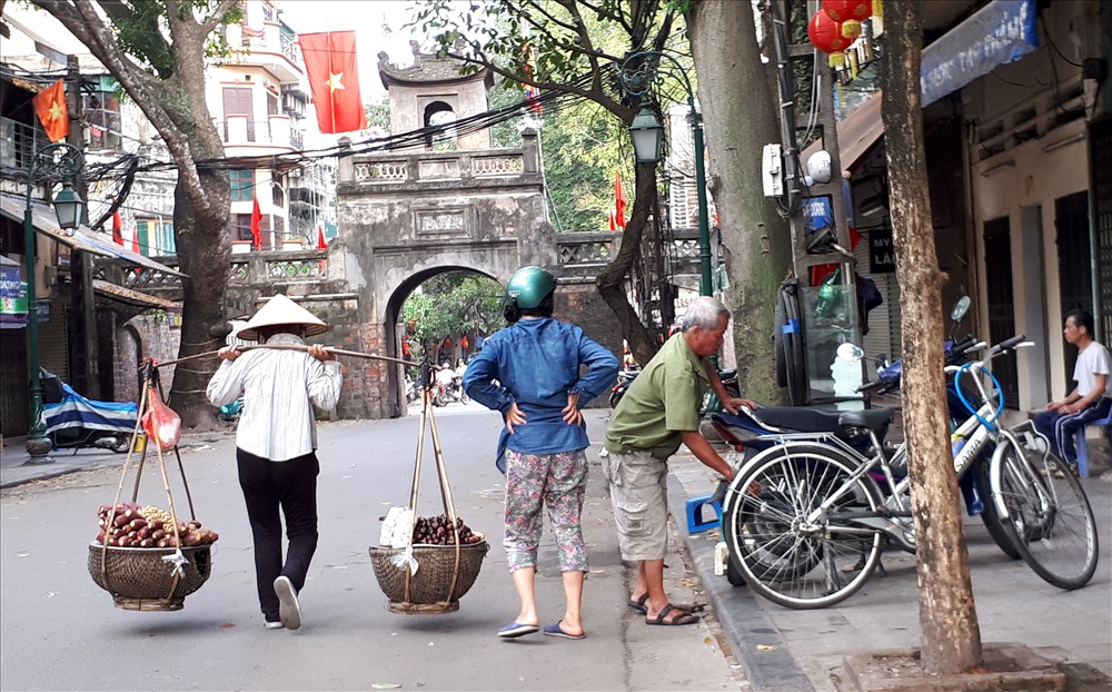 Hầu hết những người bán hàng rong tại Hà Nội đến từ nhiều tỉnh khác nhau như Hưng Yên, Vĩnh Phúc, Hải Dương... Họ tranh thủ về quê thăm gia đình những ngày trước đó và thời điểm nghỉ lễ là lúc kiếm thêm “khá” hơn ngày thường.