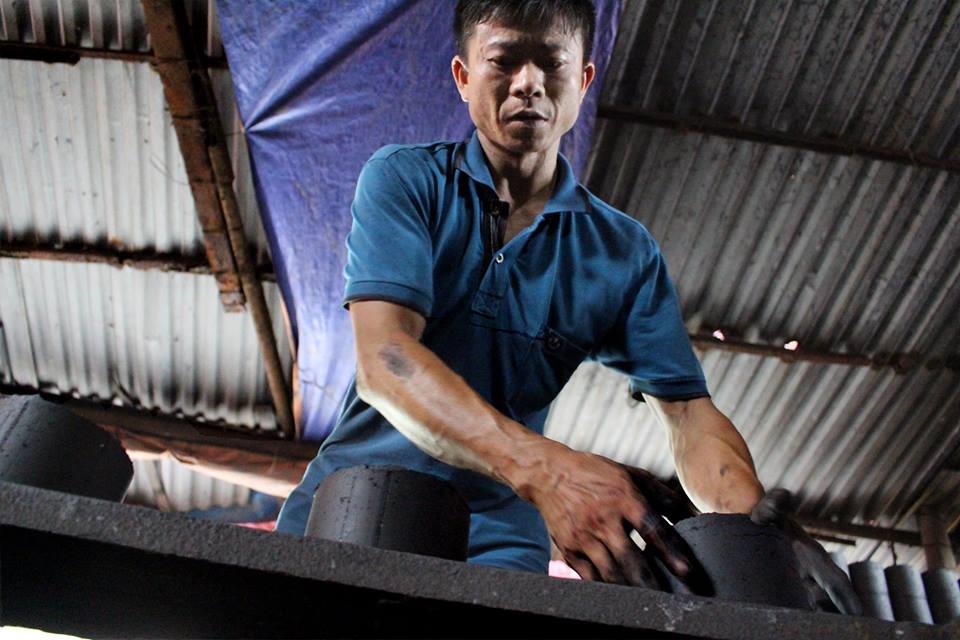 Gia đình anh Tiến làm than tổ ong đã được 30 năm. Hằng ngày xưởng than chỗ anh xuất ra hàng nghìn viên than phục vụ cho khắp nội thành Hà Nội.