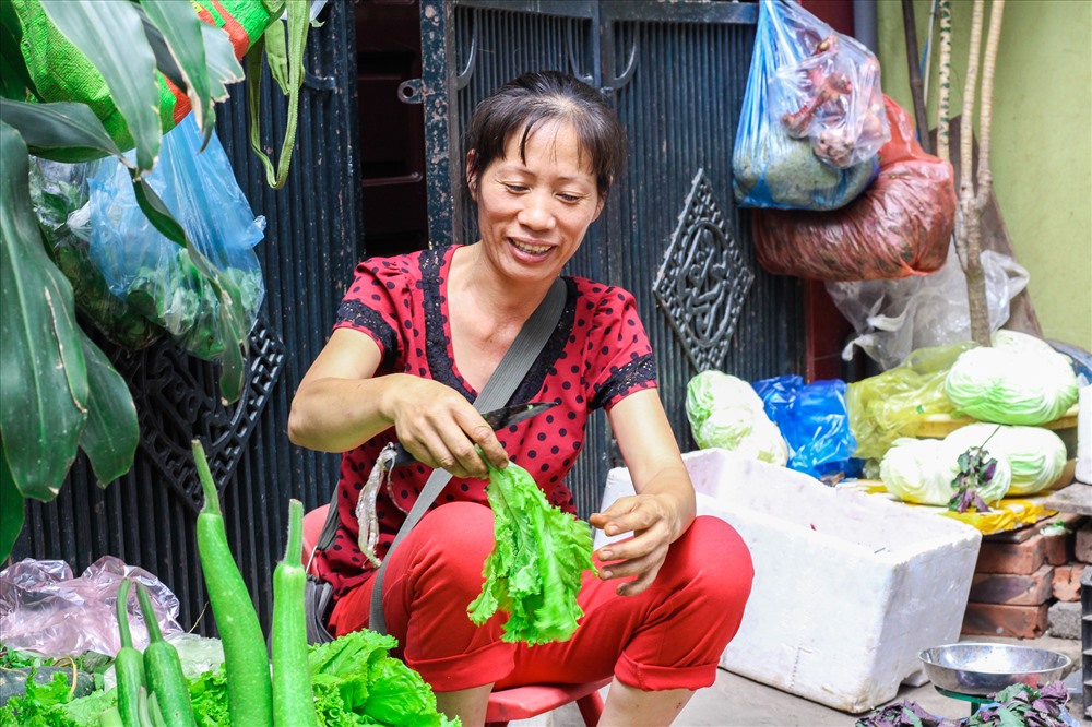 Chị Loan (30 tuổi) bán rau tại chợ Nghĩa Đô. Chị đang nhặt từng chiếc lá rau bị dập vứt đi, chị muốn đưa những mớ rau tươi ngon nhất đến người dùng.