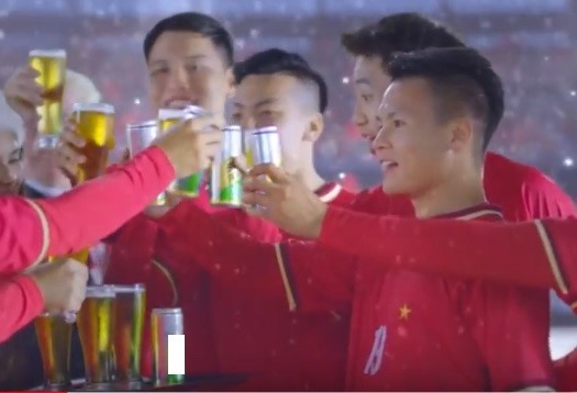 Hình ảnh Quang Hải quảng cáo bia cắt từ clip. 