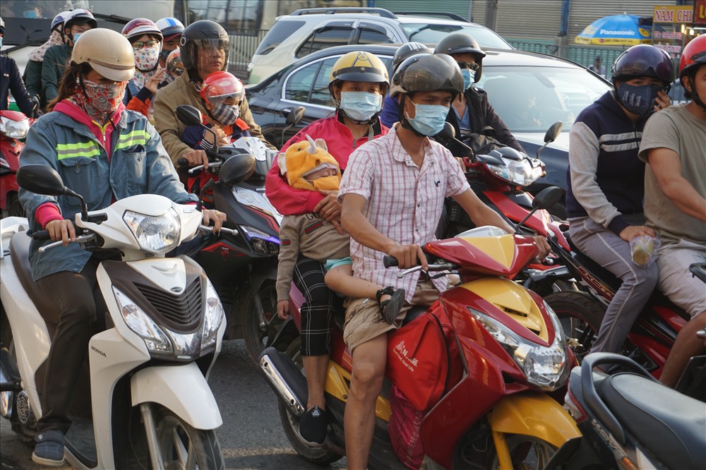 Sau kì nghỉ lễ, người dân đổ dồn về Sài Gòn để kịp thời gian làm việc vào ngày mai.