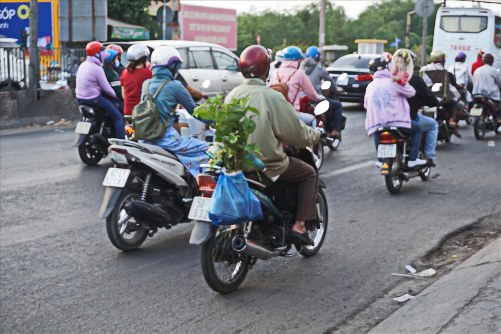 Nhiều người mang theo sản vật quê hương.