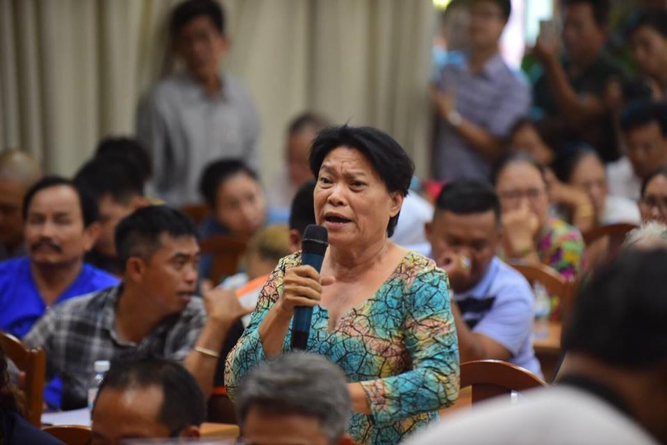 Bà Lê Thị Bạch Tuyết đặt câu hỏi với đoàn đại biểu.