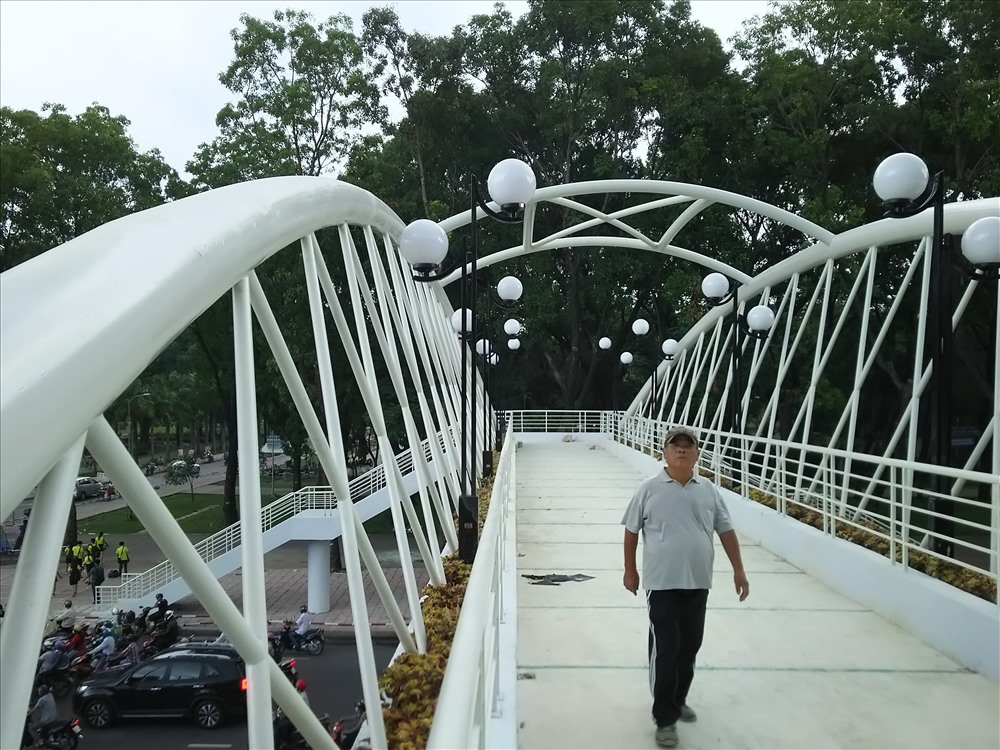 Theo ghi nhận, từ khi có cầu vượt, người dân đi tập thể dục ở công viên Gia Định qua đường bằng cầu vượt cho an toàn.
