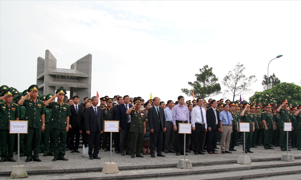 Rất đông cán bộ, chiến sĩ, học sinh - sinh viên và người dân có mặt tại Nghĩa trang liệt sĩ Quốc gia Đường 9 để dâng hoa, dâng hương. Ảnh: Hưng Thơ.