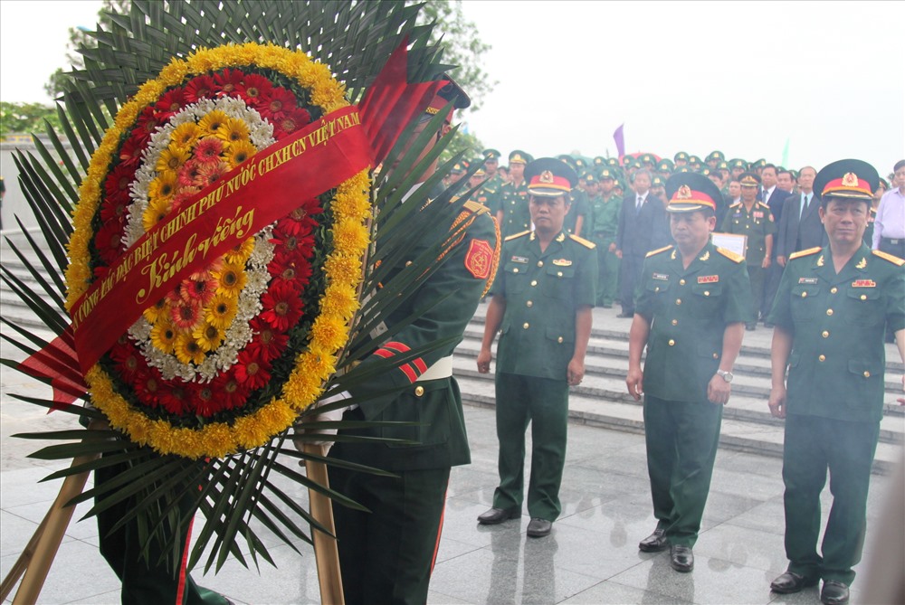 Đoàn công tác đặc biệt Chính phủ nước CHXHCN Việt Nam viếng các liệt sĩ. Ảnh: Hưng Thơ.