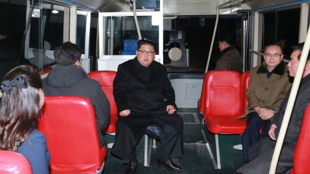 Ông Kim Jong-un và phu nhân Ri Sol-ju đi xe buýt nửa đêm quanh Bình Nhưỡng hồi đầu năm nay. Ảnh: KCNA.