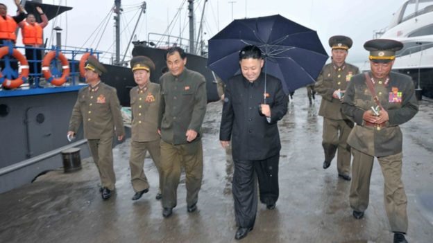 Khi truyền thông nhà nước công bố hình ảnh trong một chuyến thăm 5.2013, NK News quan sát một chiếc du thuyền trong nền. Không có xác nhận rõ ràng rằng du thuyền, ước tính chi phí 7 triệu USD. Ảnh: KCNA.