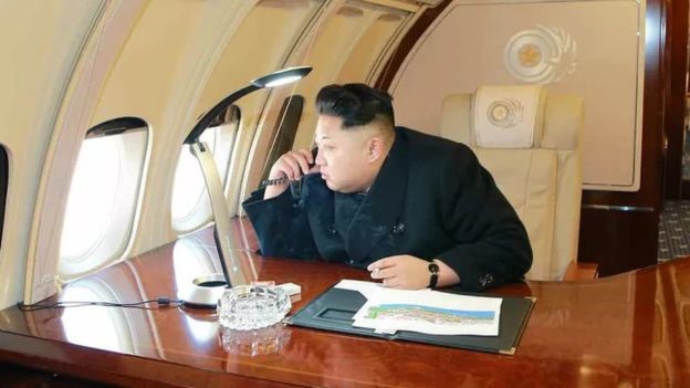 Ông Kim Jong-un cũng từng sử dụng một máy bay Antonov-148 (AN-148) của Ukraina, có logo của hãng hàng không Air Koryo, trong một bộ phim tài liệu phát sóng trên đài truyền hình trung ương Triều Tiên (KCTV) năm 2014. Ảnh: KCNA.