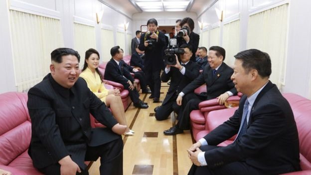 Tàu của ông Kim Jong-un có nội thất tương tự đoàn tàu bọc thép của cố lãnh đạo Kim Jong-il nhưng ghế sofa và ghế bành hiện có màu san hô sang trọng. Thông tin từ truyền thông nhà nước cho thấy cả hai cha con đều sử dụng tàu hỏa để tổ chức các cuộc họp trong các chuyến thăm nước ngoài. Ảnh: KCNA.