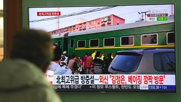 Khi thăm Bắc Kinh vào tháng 3 năm nay, ông Kim Jong-un đã sử dụng một “chuyến tàu đặc biệt” giống chiếc mà cha ông sử dụng trước khi qua đời tháng 12.2011. Hình ảnh được ghi lại cho thấy đoàn tàu màu xanh đậm có viền vàng được ông Kim Jong-un sử dụng cho chuyến thăm Trung Quốc lan truyền trên mạng xã hội Weibo. Ảnh: AFP