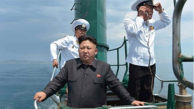 Ông Kim Jong-un trên một tàu ngầm. Ảnh: KCNA.