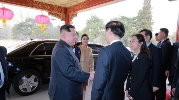 Trong chuyến thăm Bắc Kinh, ông Kim Jong-un đã sử dụng chiếc Mercedes-Benz S-Class để đi lại trong thành phố. Theo tờ JoongAng Ilbo của Hàn Quốc, chiếc xe được vận chuyển đặc biệt trên tàu của ông. Chiếc xe này được sản xuất năm 2010, có giá khoảng 2 tỷ won (1,8 triệu USD). Ảnh: KCNA.