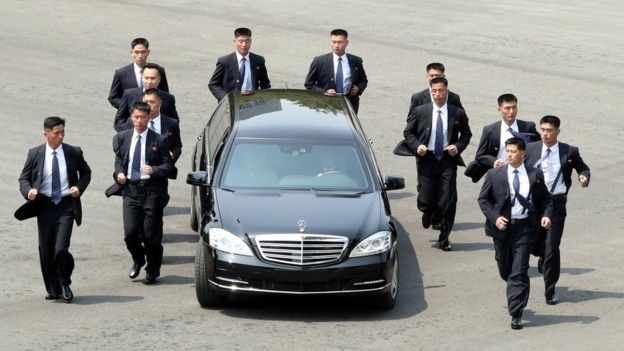 Mẫu Mercedes-Benz S-Class yêu thích của ông Kim Jong-un cũng được sử dụng trong hội nghị thượng đỉnh liên Triều ngày 27.4 tại Bàn Môn Điếm. Ảnh: KSPP.