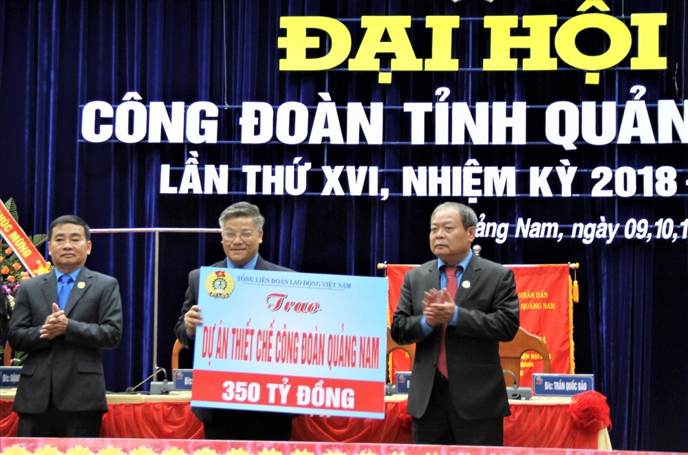 Thay mặt Đoàn Chủ tịch, Phó Chủ tịch Tổng LĐLĐVN Trần Văn Lý trao  quyết định đầu tư dự án thiết chế CĐ tỉnh Quảng Nam với kinh phí đầu tư 350 tỷ đồng. 