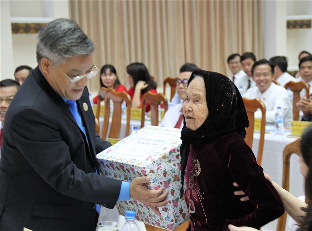 LĐLĐ tỉnh Quảng Nam tặng quà Mẹ Việt Nam anh hùng Nguyễn Thị Thành
