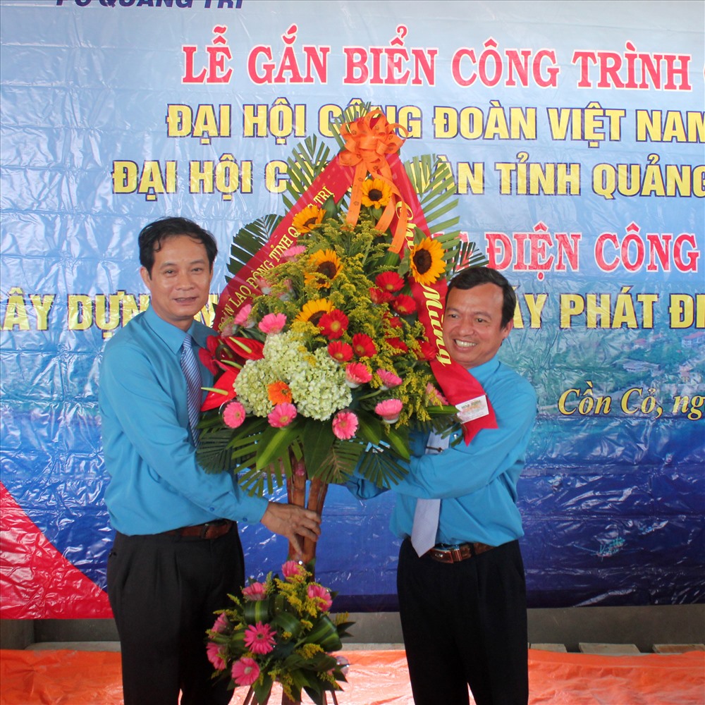 Đồng chí Nguyễn Đăng Bảo – Phó Chủ tịch Thường trực LĐLĐ tỉnh Quảng Trị (trái) tặng hoa chúc mừng cho Cty Điện lực Quảng Trị (ảnh: Tr.L)