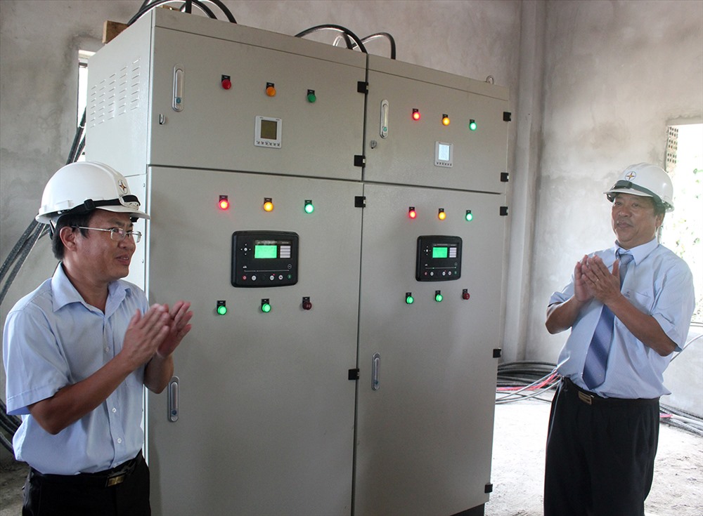 Nghi thức đóng điện công trình xây dựng nhà lắp đặt máy phát điện trạm điện Cồn Cỏ (ảnh: Tr.L)