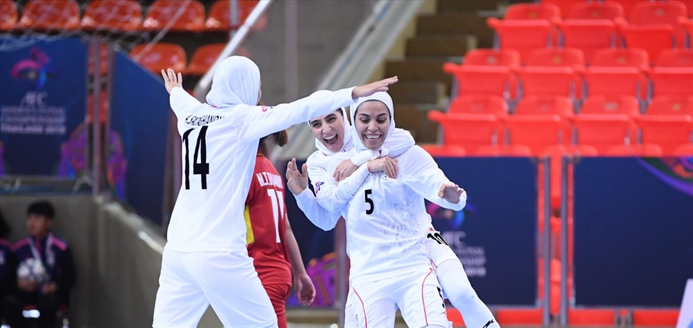 ĐT futsal nữ Iran quá mạnh so với các cô gái Việt Nam. Họ là cái tên đầu tiên giành vé vào trận chung kết. Ảnh: AFC