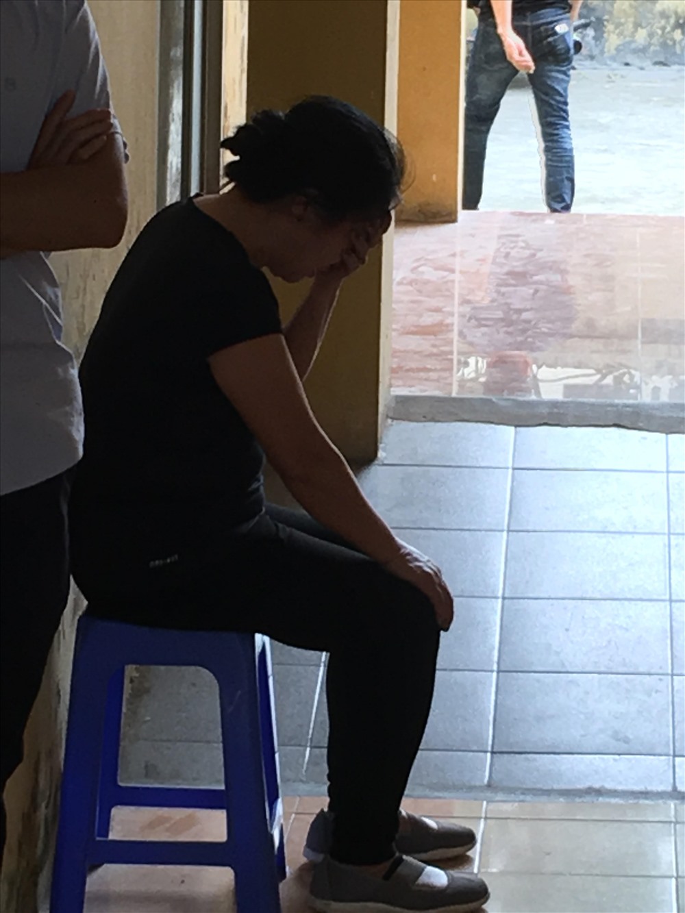 Bà Vương Thị Mĩ, cô ruột của nạn nhân suy sụp khi ngồi chờ kết quả giám định.