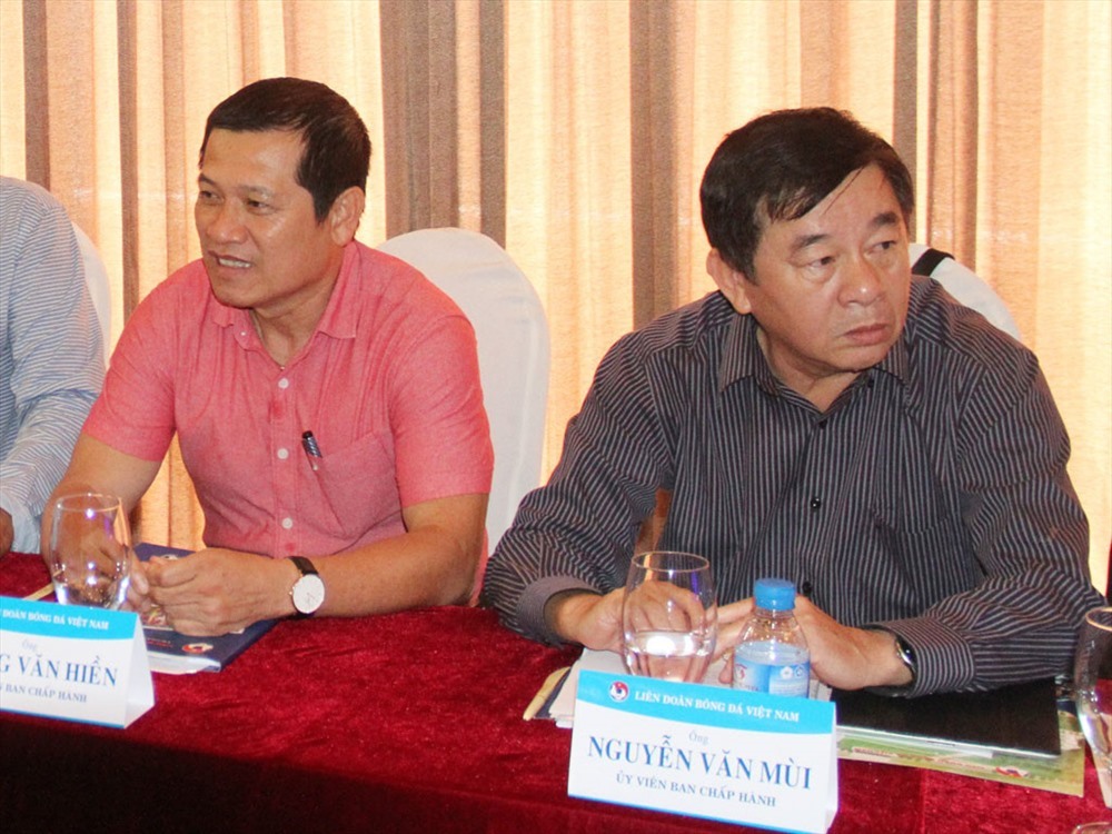 Trưởng Ban trọng tài Nguyễn Văn Mùi và Phó ban Dương Văn Hiền sẽ không làm nhiệm vụ giám sát trận đấu ở những vòng đấu tới. Ảnh: T.L