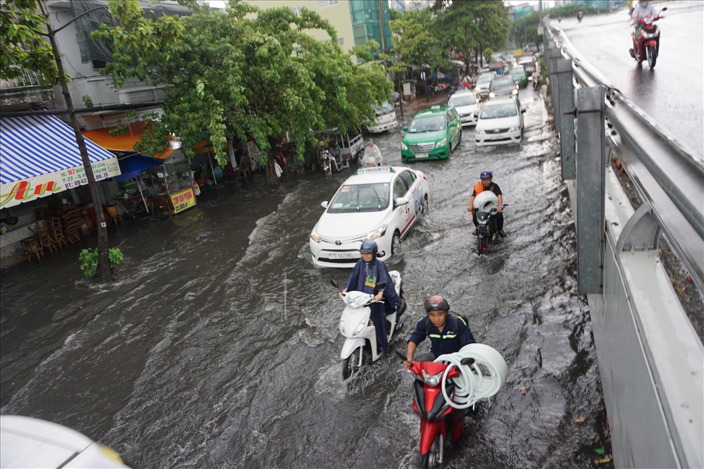 Nước ngập khu vực chân cầu vượt Nguyễn Hữu Cảnh trong cơn mưa chiều 7.5.
