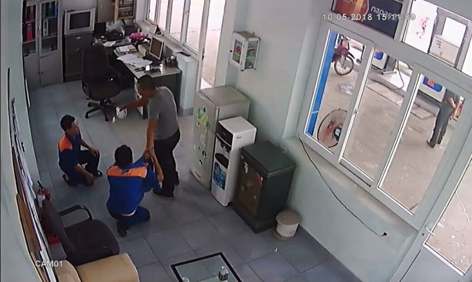 Sau đi đuổi đánh ở ngoài, khách hàng này còn tiếp tục hành hung 2 nhân viên trong phòng làm việc. Ảnh: Cắt ra từ video clip