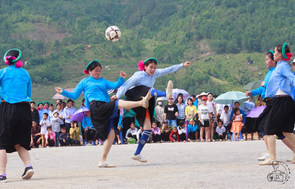 Lần đầu tiên, tại Ngày hội Soóng Cọ truyền thống, BTC đưa môn bóng đá nữ vào thi đấu giao lưu. Ảnh: Trần Tuấn Anh