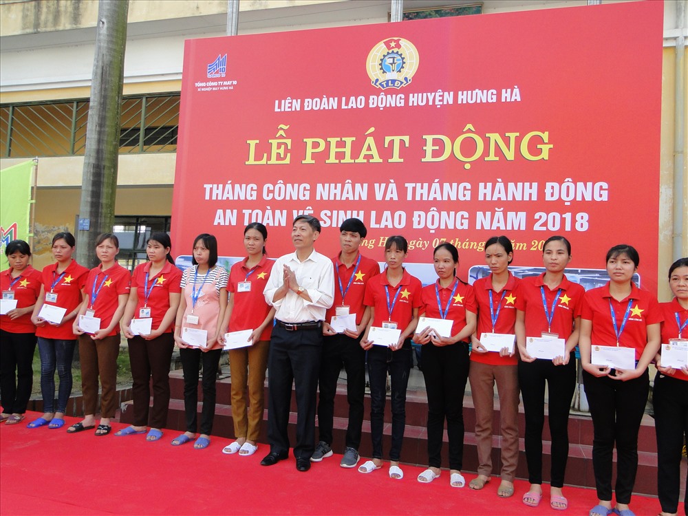 Phó Chủ tịch UBND huyện Hưng Hà Đỗ Văn Bình trao quà cho CNLĐ khó khăn.