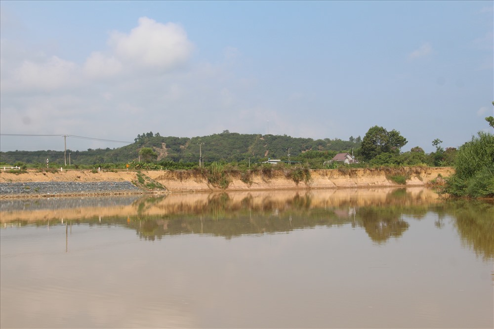 Bờ sông Đồng Nai đoạn giáp ranh xã Nam Cát Tiên và xã Núi Tượng, H.Tân Phú bị sạt lở nghiêm trọng. Dự án kè bờ cũng mới thực hiện được một đoạn