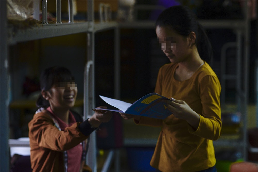 Dù đã 14 tuổi và 12 tuổi nhưng Huyền và Linh mới chỉ học lớp 1. Trẻ em khiếm thính có ít cơ hội đến trường hơn do điều kiện gia đình và số lượng các cơ sở giáo dục đặc biệt không nhiều. Hai em quê ở Thanh Hoá và Bắc Giang và cùng sống trong căn ký túc xá này.