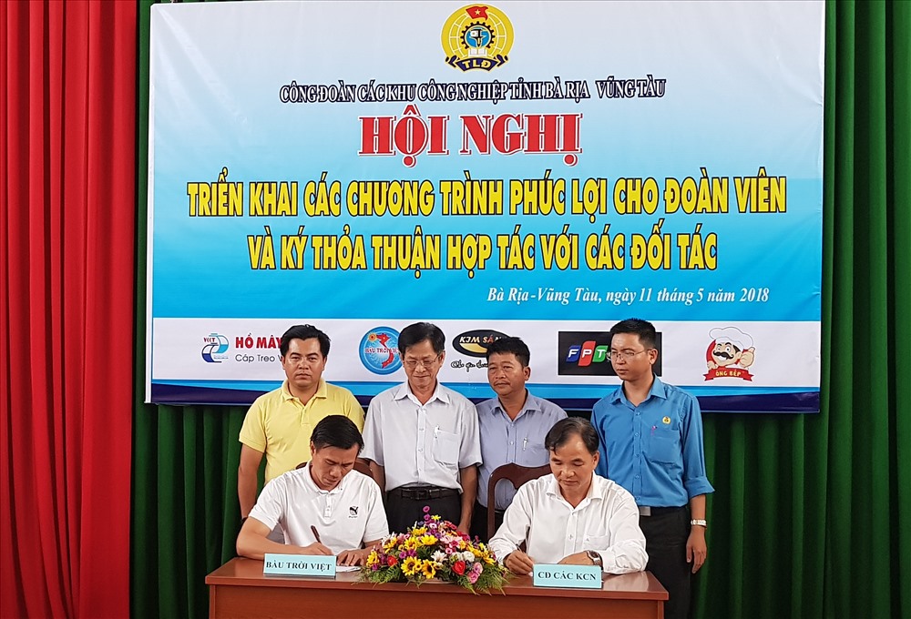 Đại diện CĐ các KCN Bà Rịa - Vũng Tàu ký kết với đại diện Cty TNHH Du lịch Bầu Trời Việt