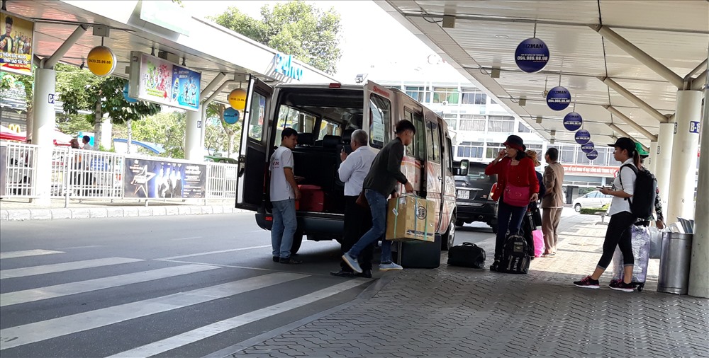 Các nhà xe đón, trả khách ngay trong sảnh B của sân bay Tân Sơn Nhất. 