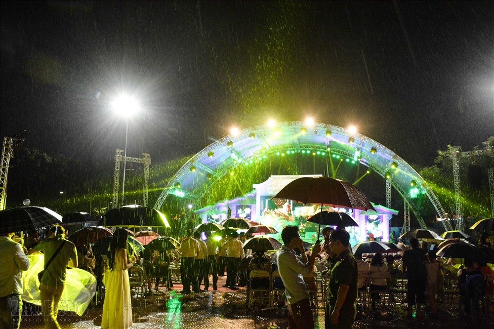 Biết trước trời sẽ mưa nên nhiều người đã chuẩn bị sẵn ô và áo mưa để theo dõi chương trình.