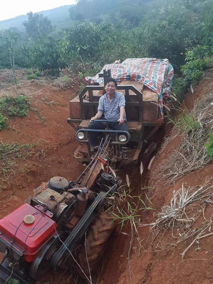Chủ tịch Trí và chiếc xe chở gỗ lậu bị lâm tặc lao thẳng xuống bùn lầy trên núi cao