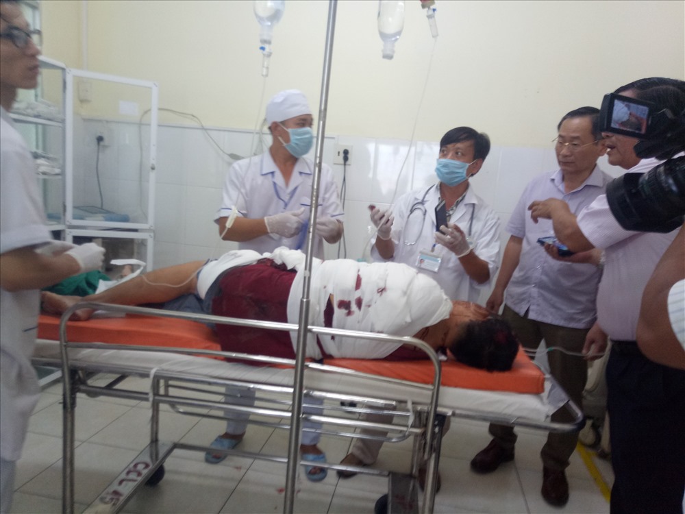 Ông Nguyễn Đắc Tài Phó chủ tịch UBND tỉnh Khánh Hòa đã có mặt ngay tại bệnh viện tỉnh chỉ đạo các đơn vị tập trung cứu chữa cán nạn nhân trong vụ tai nạn. Ảnh: Tăng Thúy