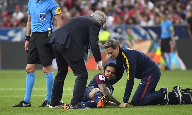 Alves không thể di chuyển sau khi gặp chấn thương. Ảnh: Getty.