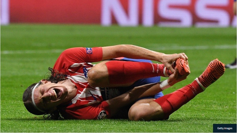Luis bị gãy chân trong trận Atletico - Lokomotiv Moscow. Ảnh: Getty.