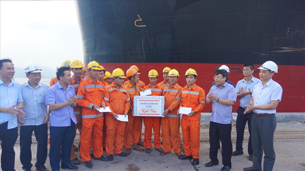 Trao quà cho công nhân thi công tại cầu cảng Việt-Lào. Ảnh: Quang Đại